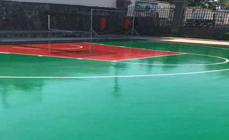 万宁篮球场翻新地面
